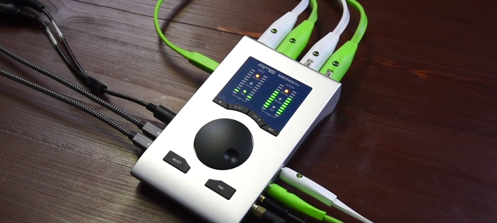 RME Babyface Pro FS 銀色のボディとダイヤル