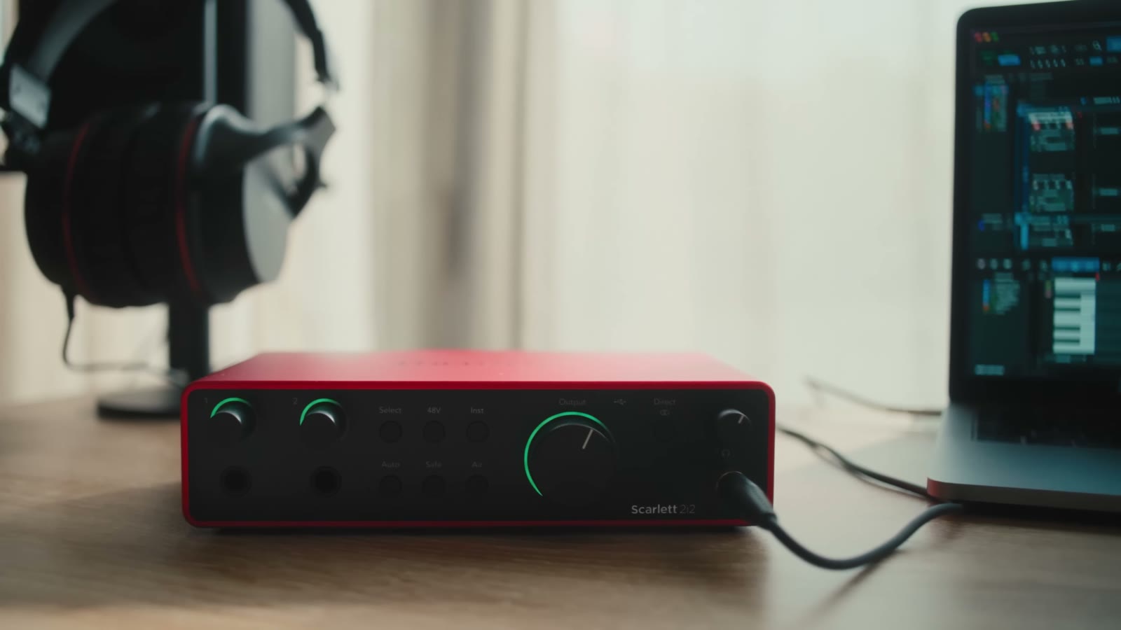 Focusrite Scarlett 2i2 4th Gen 赤いボディのオーディオインターフェイス