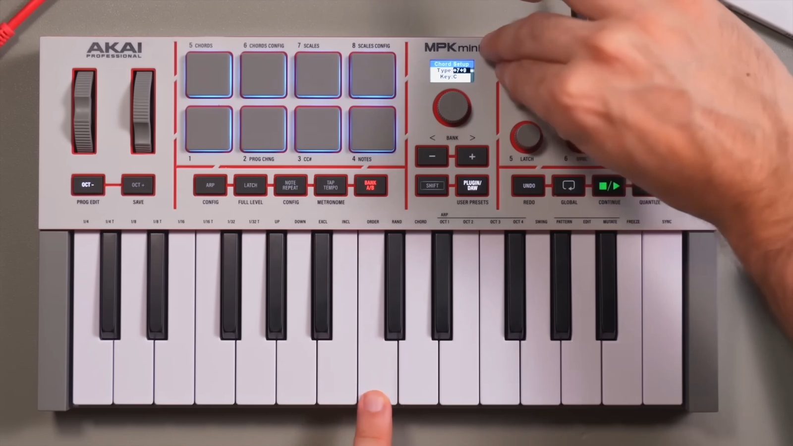 MPK Mini IVのパッド・ノブと液晶画面