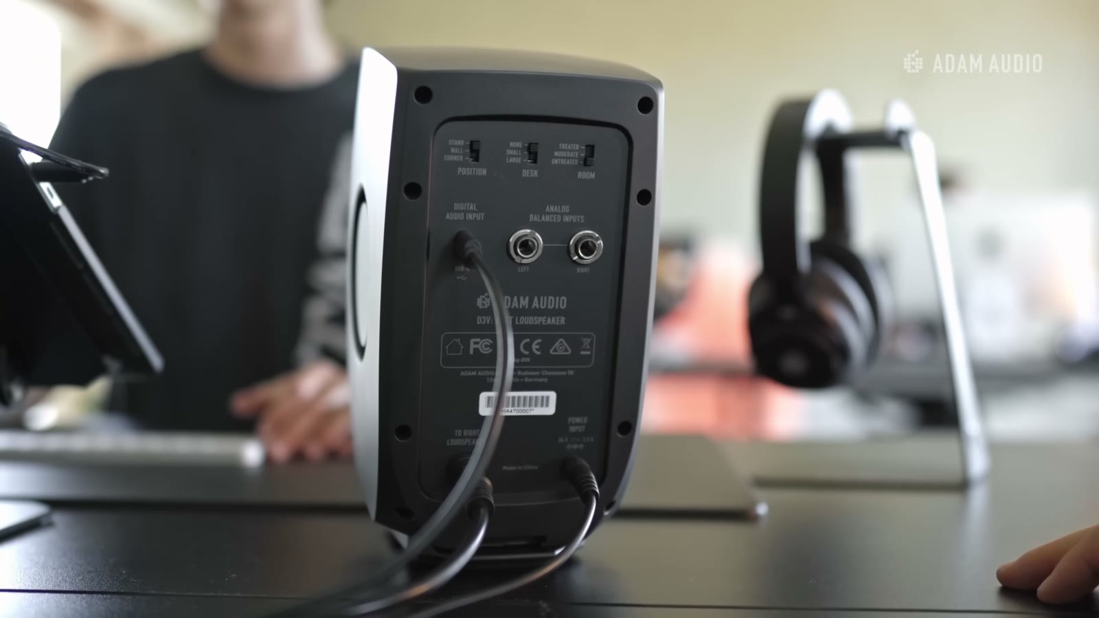 ADAM Audio D3Vの背面の端子とスイッチ