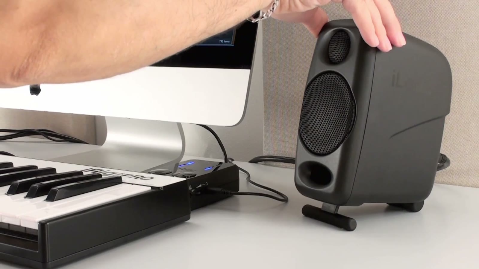 IK Multimedia iLoud Micro Monitor 机の上に置いた小型モニタースピーカー